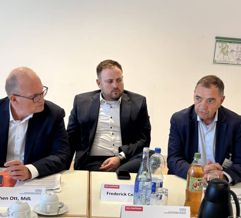 Hubert Cordes im Austausch mit dem Vorsitzenden der SPD Landtagsfraktion Jochen Ott MdL im Landtag in Düsseldorf